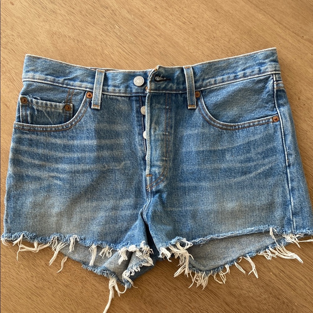Levi’s Button Fly Denim Frayed Hem Women Shorts